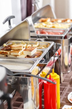 Büfe tepsiler hizmet için hazır ısıtmalı. Otel açık büfe Servis Kahvaltı.