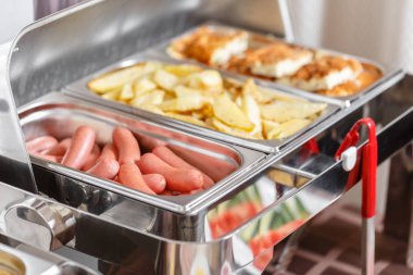 Büfe tepsiler hizmet için hazır ısıtmalı. Otel açık büfe Servis Kahvaltı.