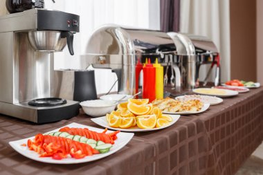 Büfe tepsiler hizmet için hazır ısıtmalı. Otel açık büfe Servis Kahvaltı.
