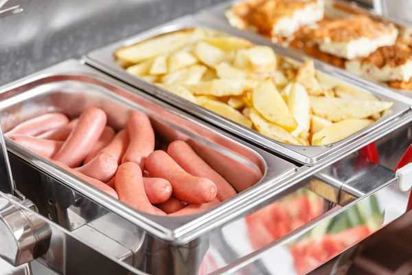 Bandejas Buffet climatizadas listas para el servicio. Desayuno en el hotel smorgasbord . — Foto de Stock