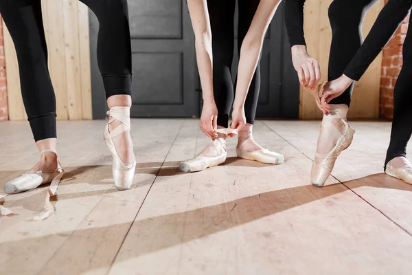 The ballet concept. Pointe shoes close up. Young ballerina girls. Women at the rehearsal in black bodysuits. Prepare a theatrical performance — Stock Photo, Image