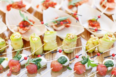 Kabak çam fıstığı ile alır. Kiraz domates, mozzarella ve fesleğen şiş üzerinde. . Pesto sos. Lezzetli büfe masa. Yaz Partisi açık.