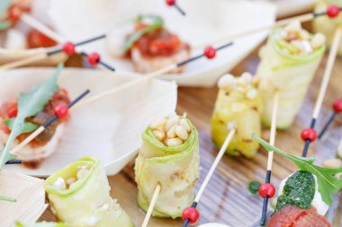 Kabak çam fıstığı ile alır. Pesto sos. Lezzetli büfe masa. Yaz Partisi açık.