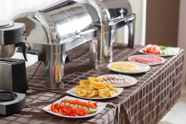 Açık büfe tepsisi hazır hizmet için ısıtmalı. Otel açık büfe Servis Kahvaltı. Farklı gıda ile plakalar