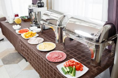 Açık büfe tepsisi hazır hizmet için ısıtmalı. Otel açık büfe Servis Kahvaltı. Farklı gıda ile plakalar