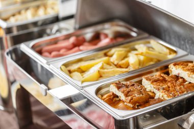Açık büfe tepsisi hazır hizmet için ısıtmalı. Otel açık büfe Servis Kahvaltı. Farklı gıda ile plakalar