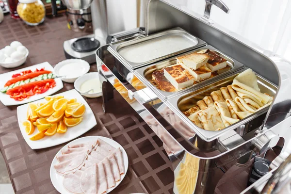 Bandejas Buffet climatizadas listas para el servicio. Desayuno en el hotel smorgasbord. Placas con diferentes alimentos — Foto de Stock