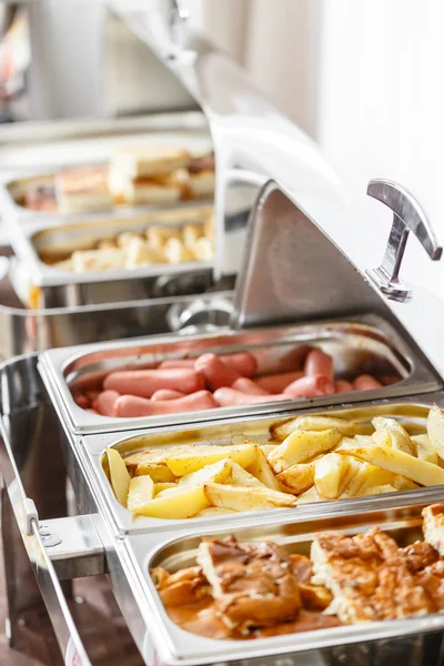 Bandejas Buffet climatizadas listas para el servicio. Desayuno en el hotel smorgasbord. Placas con diferentes alimentos —  Fotos de Stock