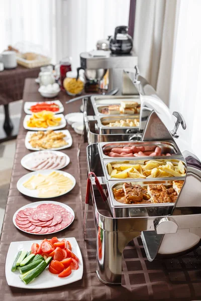 Bandejas Buffet climatizadas listas para el servicio. Desayuno en el hotel smorgasbord. Placas con diferentes alimentos — Foto de Stock