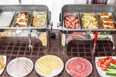 Açık büfe tepsisi hazır hizmet için ısıtmalı. Otel açık büfe Servis Kahvaltı. Farklı gıda ile plakalar