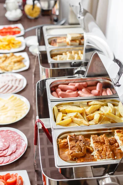 Bandejas Buffet climatizadas listas para el servicio. Desayuno en el hotel smorgasbord. Placas con diferentes alimentos — Foto de Stock