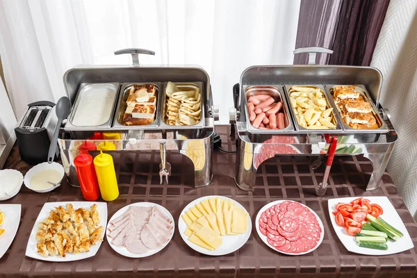 Bandejas Buffet climatizadas listas para el servicio. Desayuno en el hotel smorgasbord. Placas con diferentes alimentos — Foto de Stock