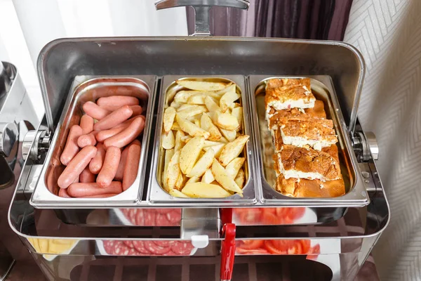 Bandejas Buffet climatizadas listas para el servicio. Desayuno en el hotel smorgasbord. Placas con diferentes alimentos —  Fotos de Stock