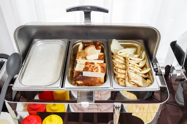 Bandejas de buffet aquecidas prontas para o serviço. Pequeno-almoço no hotel Smorgasbord. Placas com alimentos diferentes — Fotografia de Stock