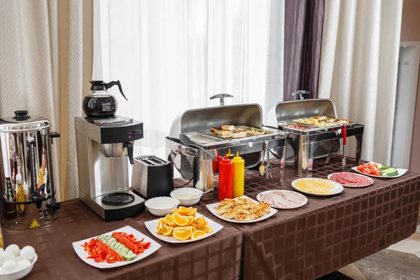 Buffé brickor uppvärmd redo för service. Frukost i hotel smörgåsbord. Plattor med olika mat — Stockfoto