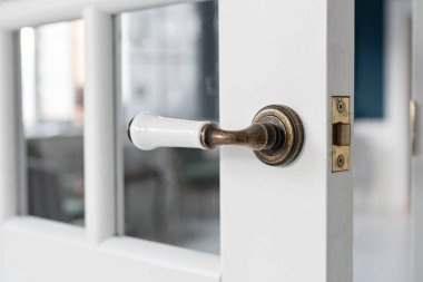 Güzel modern kapı kolu. Windows ile lüks bir ev iç açık, ahşap ön kapıda.