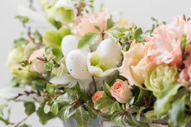 Yakın çekim, duvar kağıtları ruh bahar. güzel lüks buket karışık kadın elinde. Çiçekçi Çiçek dükkanında çalışır. Yatay fotoğraf