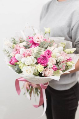 Bahar ruh. güzel lüks buket karışık kadın elinde. Çiçekçi Çiçek dükkanında çalışır. Dikey fotoğraf