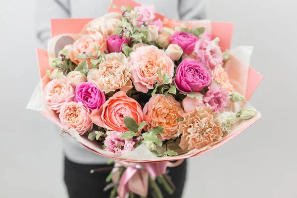 Hermoso ramo de lujo de flores mixtas en mano de mujer. el trabajo de la floristería en una florería. Fotografía horizontal — Foto de Stock