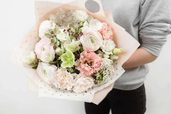 Hermoso ramo de lujo de flores mixtas en mano de mujer. el trabajo de la floristería en una florería. Fotografía horizontal — Foto de Stock