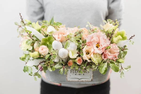 Bloemstuk. mooie luxe boeket van gemengde bloemen in de hand van de vrouw. het werk van de bloemist op een bloemenwinkel. Horizontale foto — Stockfoto