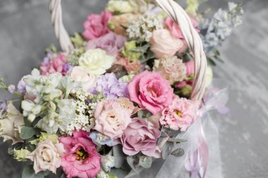 Güzel çiçek kompozisyon bir buket bir hasır sepet içinde. Floristik kavramı. Bahar renkleri