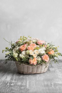 Güzel çiçek kompozisyon bir buket bir hasır sepet içinde. Floristik kavramı. Bahar renkleri