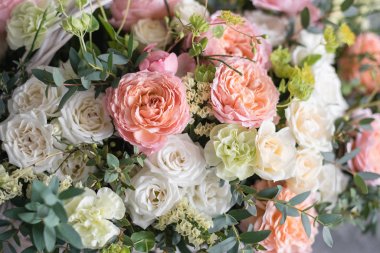 Güzel çiçek kompozisyon bir buket bir hasır sepet içinde. Floristik kavramı. Bahar renkleri