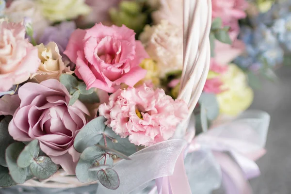 Красивая цветочная композиция букет в плетеной корзине. Концепция флористики. Весенние цвета — стоковое фото