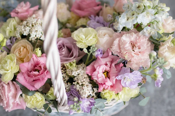 Composição de flor bonita um buquê em uma cesta de vime. Conceito de floricultura. Cores da primavera — Fotografia de Stock