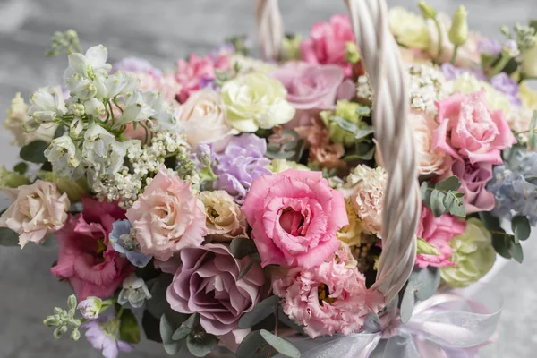 Красивая цветочная композиция букет в плетеной корзине. Концепция флористики. Весенние цвета — стоковое фото