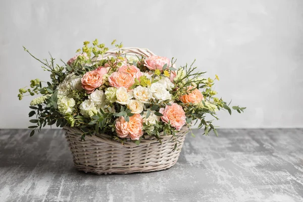 Hermosa composición de flores un ramo en una cesta de mimbre. Concepto floristería. Primavera colores — Foto de Stock