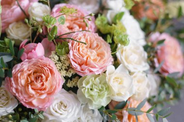 Yakın çekim güzel buket. Bahar çiçekleri çiçekçi dükkanı soğuk odada