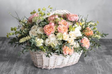 Güzel çiçek kompozisyon bir buket bir hasır sepet içinde. Floristik kavramı. Bahar renkleri