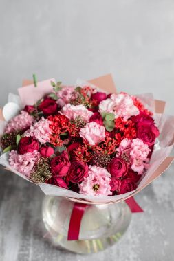 Yakın çekim güzel buket. Gri arka plan bahar çiçekleri. çiçekçi dükkanı