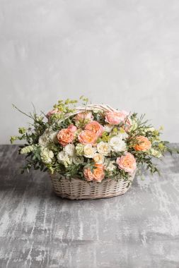 Güzel çiçek kompozisyon bir buket bir hasır sepet içinde. Floristik kavramı. Bahar renkleri