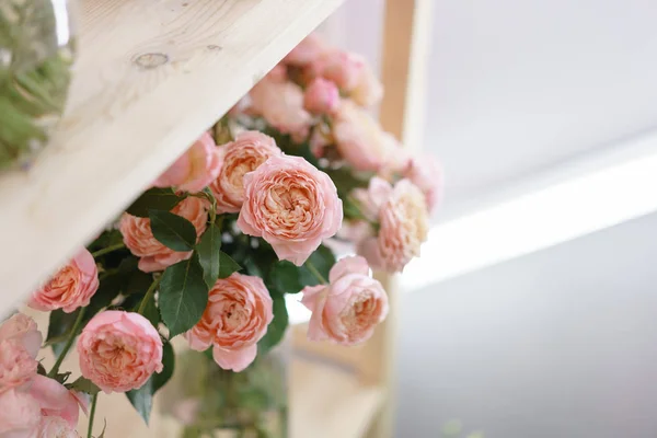 Bukiet piękny różowy, biały, zielony kolor eustoma w wazonie. Wiosenne kwiaty w chłodni kwiaciarni. — Zdjęcie stockowe