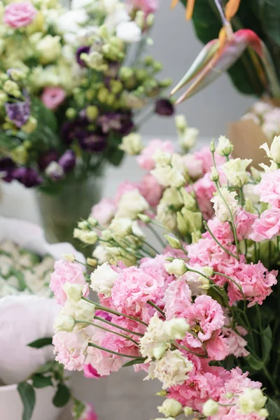 Bukiet piękny różowy, biały, zielony kolor eustoma w wazonie. Wiosenne kwiaty w chłodni kwiaciarni. — Zdjęcie stockowe