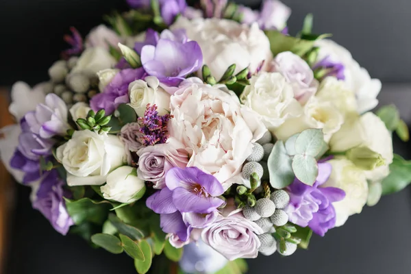 Mariées bouquet de mariage avec pivoines, freesia et autres fleurs sur fauteuil noir. Couleur printemps clair et lilas. Matin dans la chambre — Photo