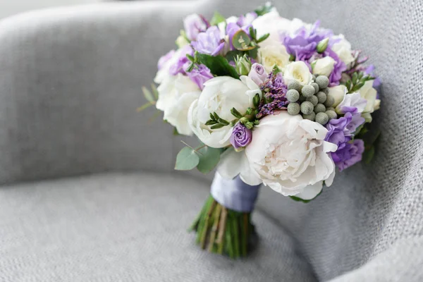 Mariées bouquet de mariage avec pivoines, freesia et autres fleurs sur fauteuil noir. Couleur printemps clair et lilas. Matin dans la chambre — Photo