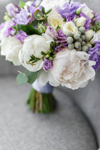 Mariées bouquet de mariage avec pivoines, freesia et autres fleurs sur fauteuil noir. Couleur printemps clair et lilas. Matin dans la chambre — Photo