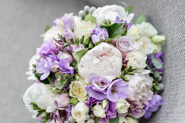 Mariées bouquet de mariage avec pivoines, freesia et autres fleurs sur fauteuil noir. Couleur printemps clair et lilas. Matin dans la chambre — Photo