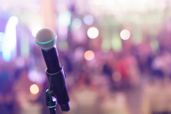 Primer plano micrófono en el escenario en la sala de conciertos restaurante o sala de conferencias. Fondo borroso. Copiar espacio — Foto de Stock