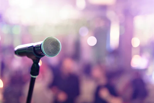 Primer plano micrófono en el escenario en la sala de conciertos restaurante o sala de conferencias. Fondo borroso. Copiar espacio — Foto de Stock