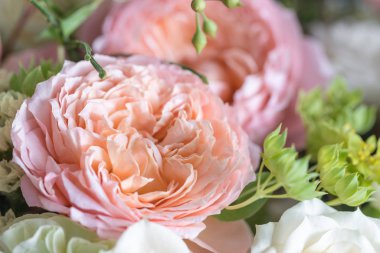 Yakın çekim güzel buket. Bahar çiçekleri çiçekçi dükkanı soğuk odada