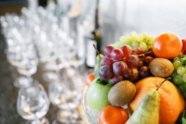 Otel restoranında kahvaltı. Meyve ve çilek üzerinde bir açık büfe ile plaka. Birçok kadehlerin. arka planda. Bar