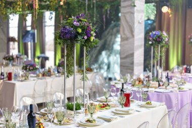 güzel ortanca buketleri vazolar üzerinde yüksek standları içinde. Çiçek aranjmanı tablolarda lüks düğün Resepsiyon Restoran. şık bir dekor ve süsleyen