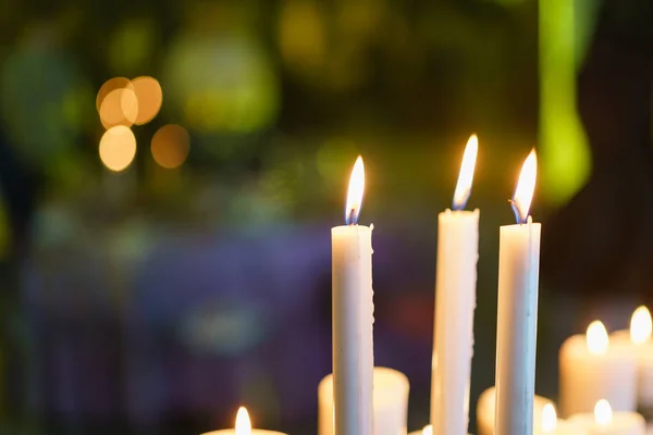 Горить свічка. Білі свічки на скляних свічниках стоять на столах на розкішному весільному прийомі в ресторані. стильний декор і чарівність — стокове фото