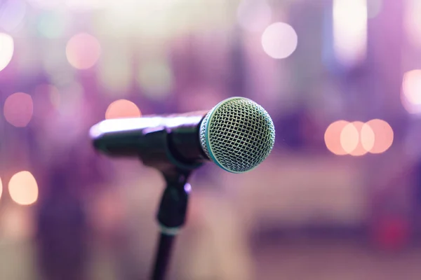 Primer plano micrófono en el escenario en la sala de conciertos restaurante o sala de conferencias. Fondo borroso. Copiar espacio — Foto de Stock