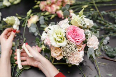 Buketler konusunda yüksek lisans. Bahar buketi. Çiçek düzenlemeyi öğrenmek, kendi ellerinle güzel buketler yapmak.